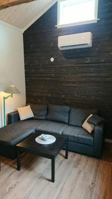 Nyrenoverad Charmig Gaeststuga Med Sovloft I Jaerpen Jarpen 외부 사진
